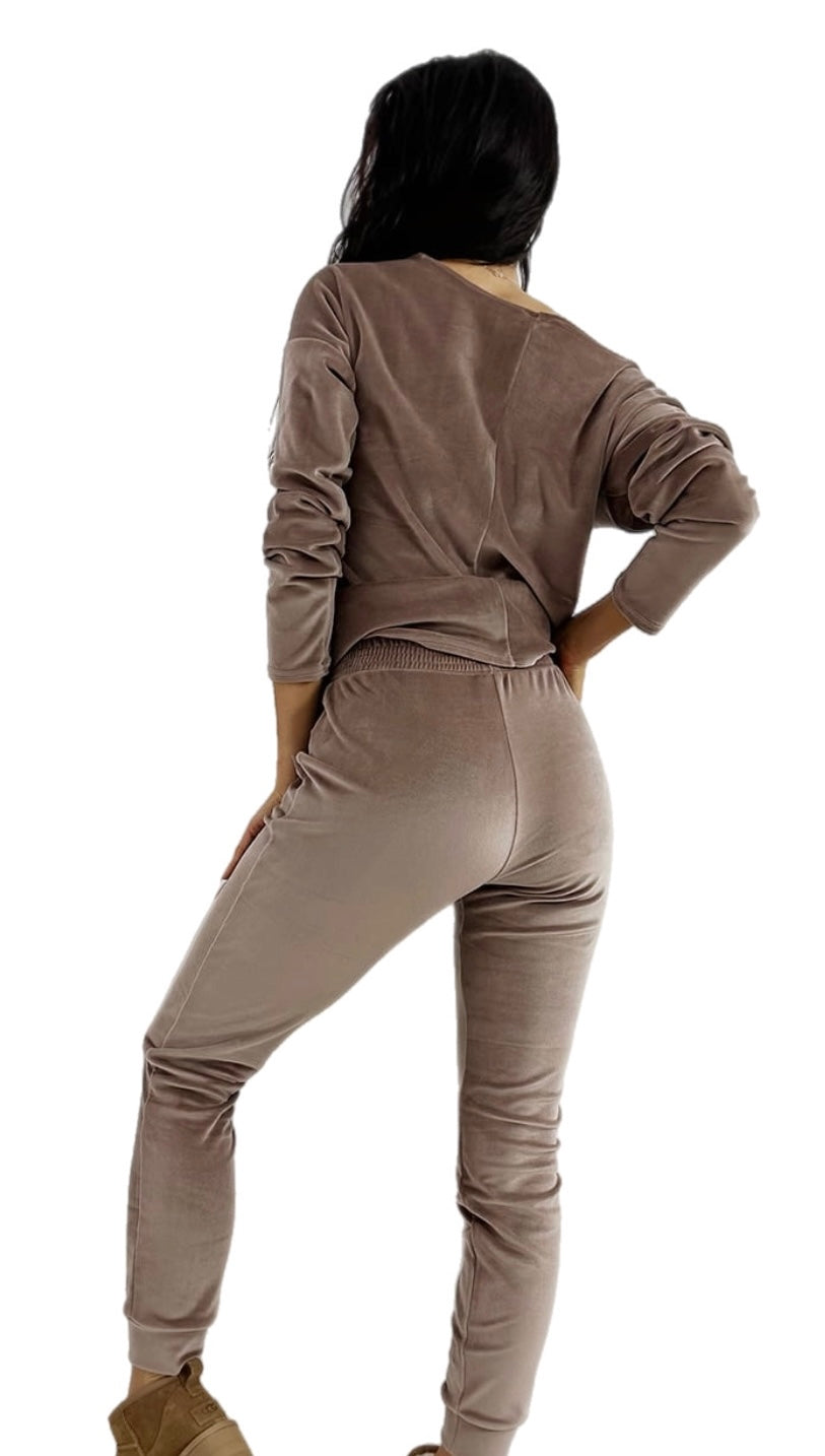 AMBER SKY. Set. Color: mocca.