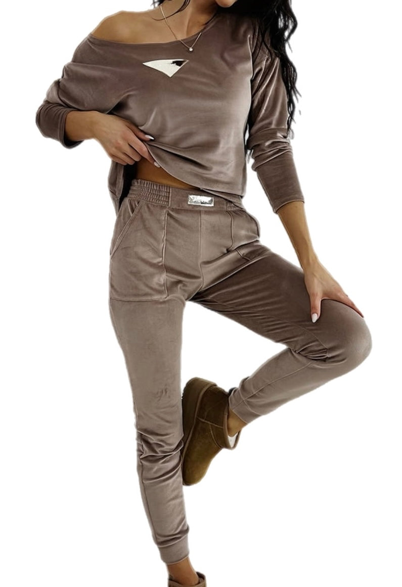 AMBER SKY. Set. Color: mocca.