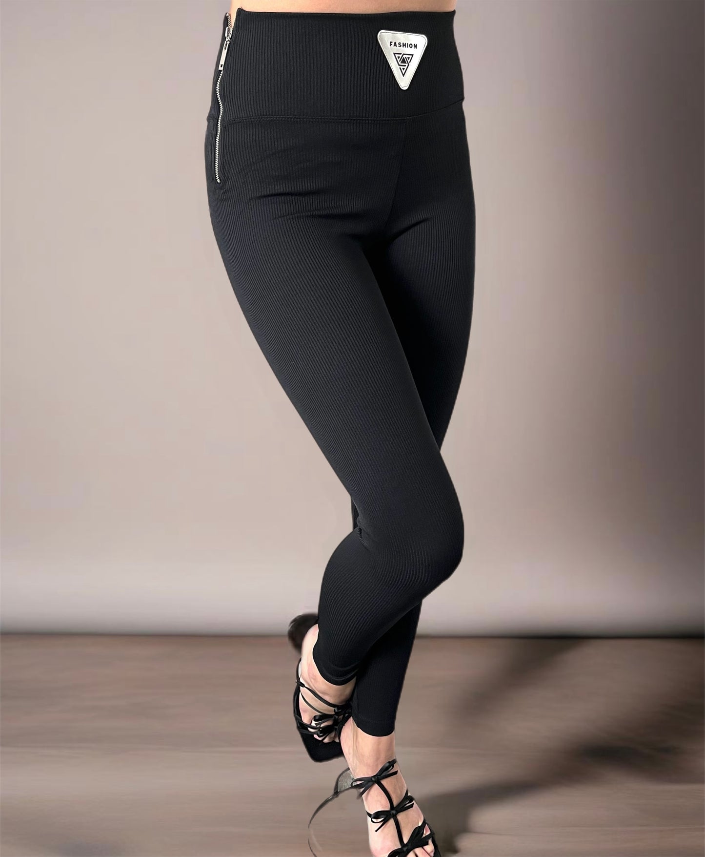 Ladies high waist leggins. On both sides theres a zip. Colour: black,